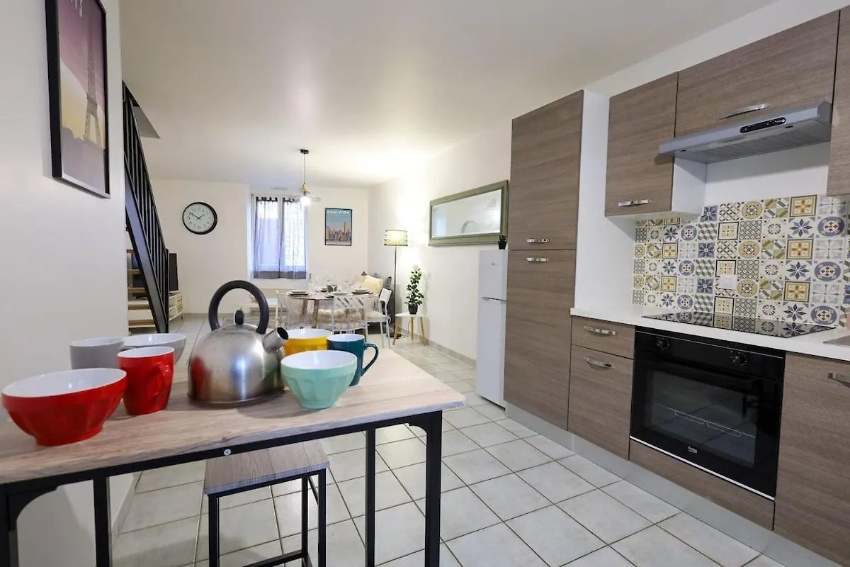 Duplex Gite Sebari Centre Ville Parking Proche Cnpe Lagnieu 0*,  France