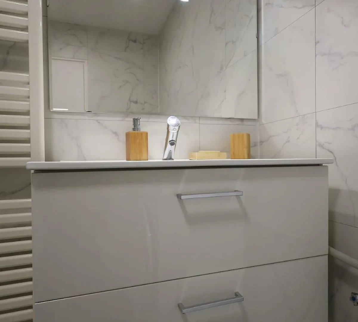 Διαμέρισμα Duplex Gite Sebari Centre Ville Parking Proche Cnpe Lagnieu